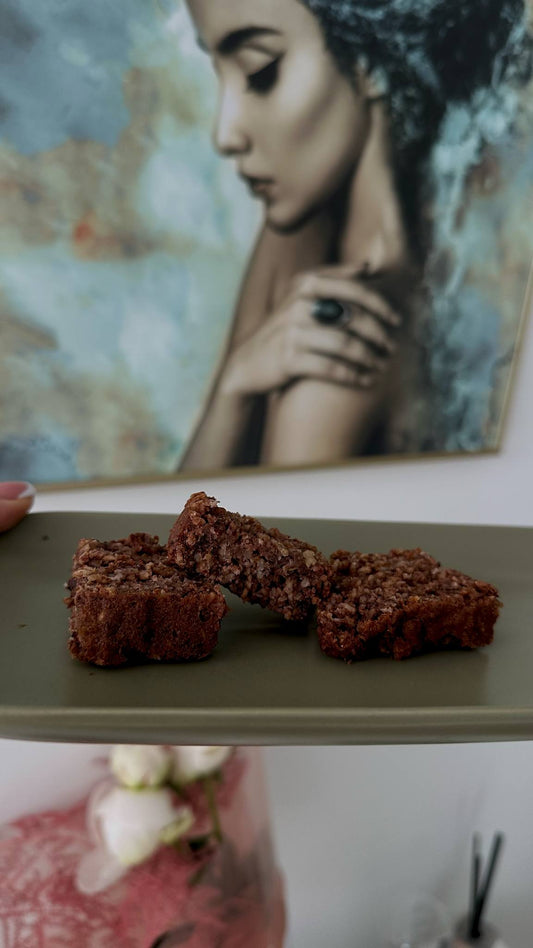 DRĖGNAS ŠOKOLADINIS BROWNIE SU JUODOSIOMIS PUPELĖMIS IR AVIŽOMIS (BE GLITIMO, BE CUKRAUS)